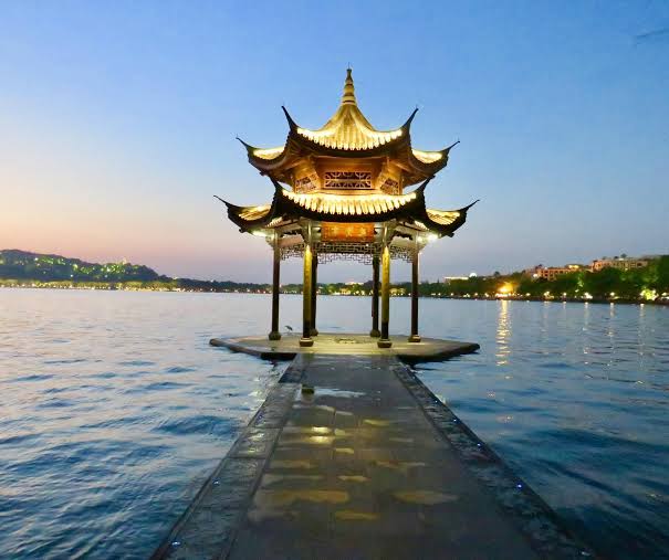 China, entre templos y ciudades futuristas