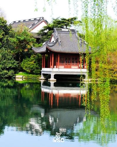 China, entre templos y ciudades futuristas